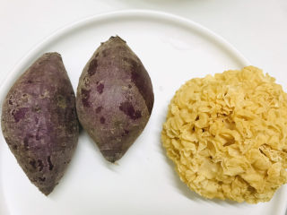 紫薯银耳粥,首先准备用到的食材:紫薯，银耳