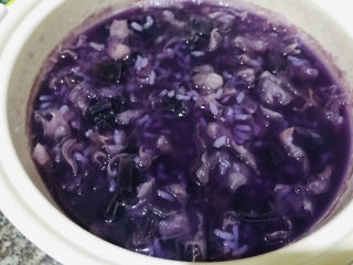 紫薯银耳粥,紫薯和大米的香味出来了