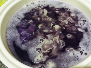 紫薯银耳粥,加入锅中和紫薯，大米同煮