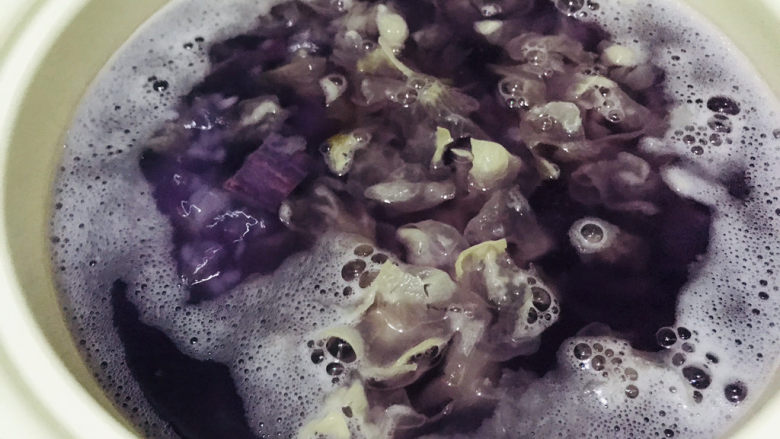 紫薯银耳粥,加入锅中和紫薯，大米同煮