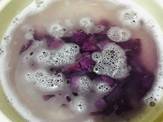 紫薯银耳粥,煮至水开