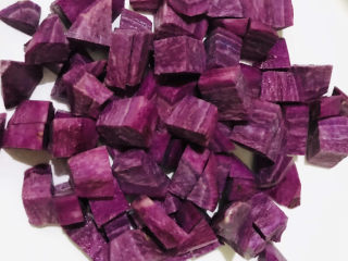 紫薯银耳粥,切成小块，尽量小点，容易熟