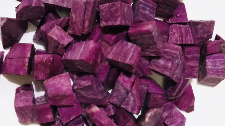 紫薯银耳粥,切成小块，尽量小点，容易熟