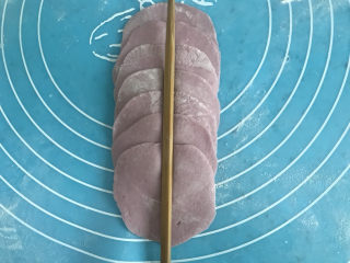 紫薯玫瑰花🌹馒头,用筷子在中间压一下