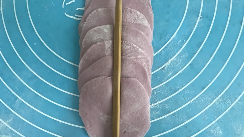 紫薯玫瑰花🌹馒头,用筷子在中间压一下