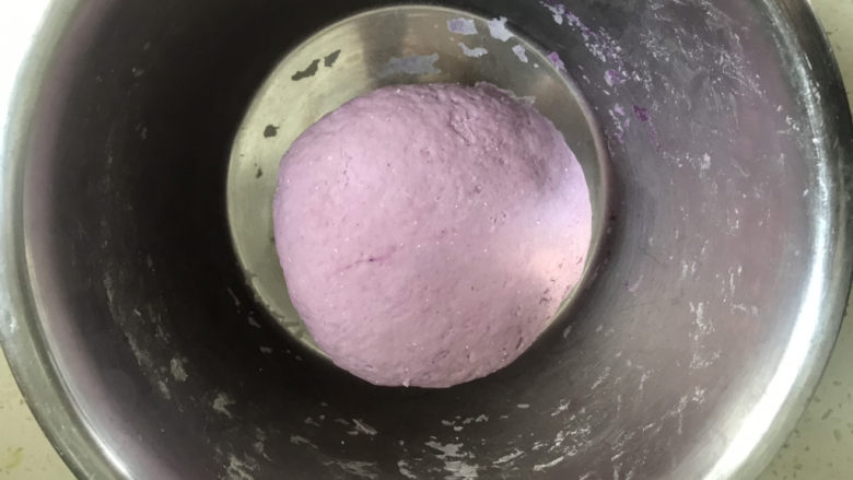 紫薯玫瑰花🌹馒头,揉成光滑的面团，放在一边发酵至两倍大