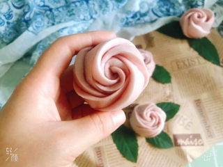 紫薯玫瑰花🌹馒头,漂亮的玫瑰花完成了，粉粉的好漂亮