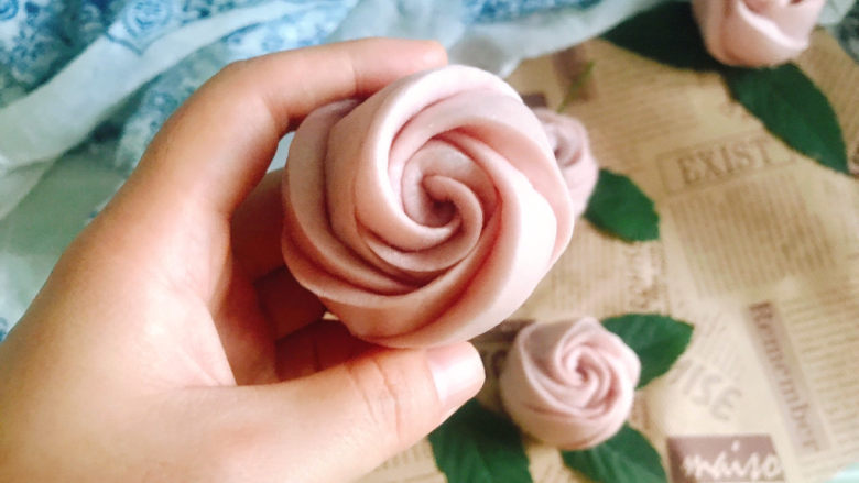 紫薯玫瑰花🌹馒头,漂亮的玫瑰花完成了，粉粉的好漂亮