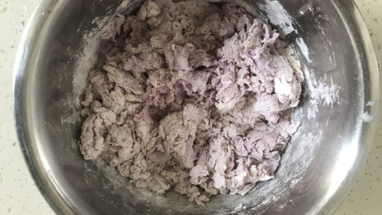 紫薯玫瑰花🌹馒头,边加牛奶边搅拌成絮状