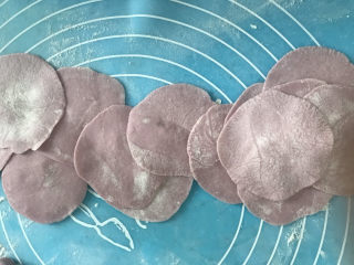 紫薯玫瑰花🌹馒头,擀成边缘薄中间厚的饺子皮