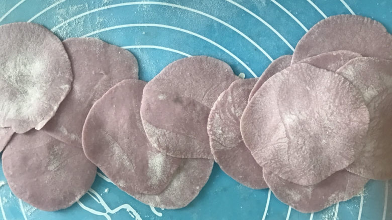紫薯玫瑰花🌹馒头,擀成边缘薄中间厚的饺子皮