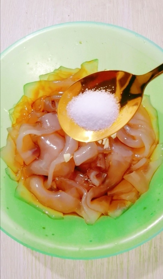 黄瓜丝拌拉皮,半小勺盐