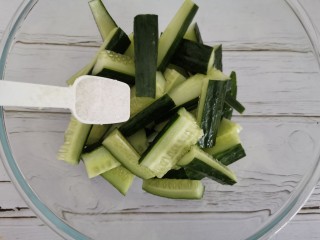 黄瓜拌腐竹,加入盐腌制10分钟