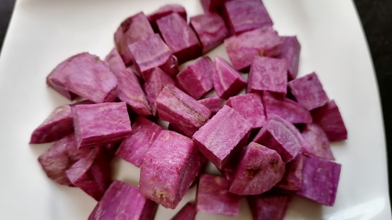 紫薯银耳粥,将紫薯切成小块