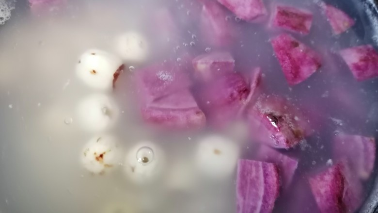 紫薯银耳粥,煮一会放入紫薯和莲子