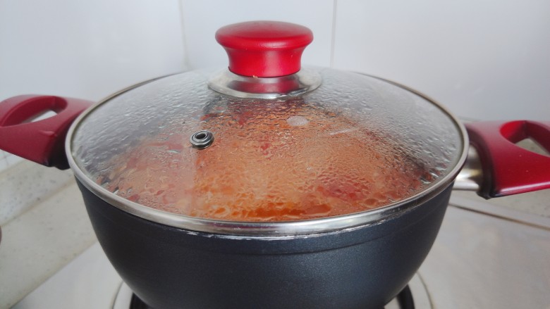 金针菇豆腐汤,盖上锅盖 转小火焖煮2.3分钟