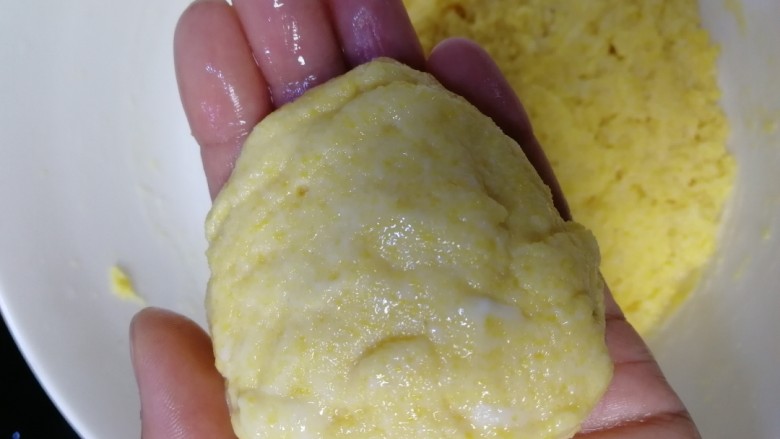 黄金玉米饼,手上蘸点水，抓一团玉米面糊，团圆。
