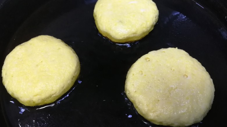 黄金玉米饼,放入平底锅中，轻轻按扁，饼之间留点距离。