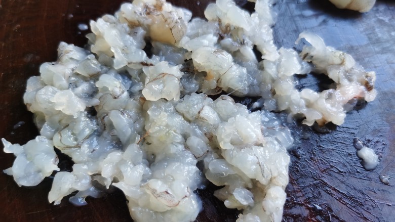鲜虾玉米饼,虾肉用刀稍稍剁碎，不要剁太细，保留一点粗的颗粒感更好吃。