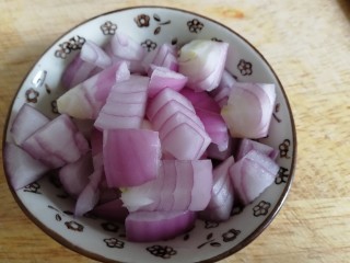 冬瓜红肠烩饭,小圆葱切丁。