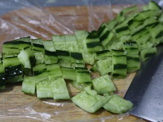 黄瓜拌腐竹,再切成小段