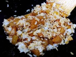 冬瓜红肠烩饭,米饭和冬瓜小火炒匀。