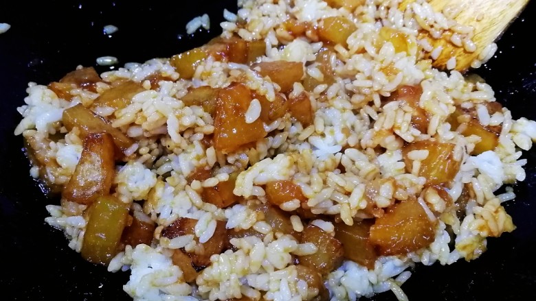 冬瓜红肠烩饭,米饭和冬瓜小火炒匀。