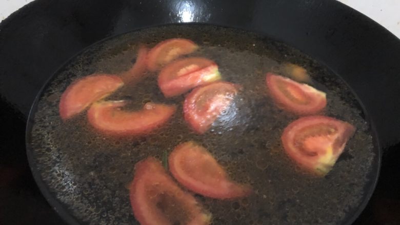 番茄瘦肉面,加水盖盖煮十几分钟