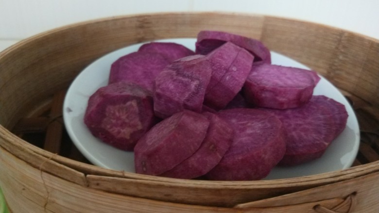 南瓜紫薯包,上屉蒸熟压烂。