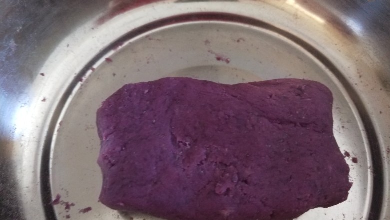 南瓜紫薯包,抓均匀做成小球。