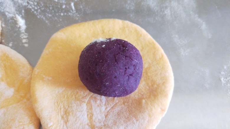 南瓜紫薯包,放入紫薯球。