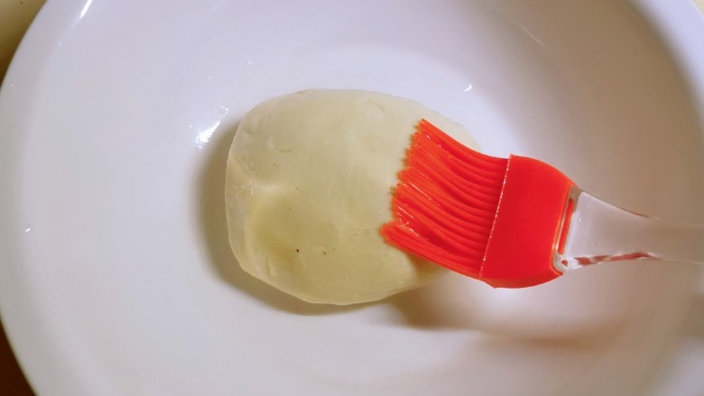 红豆派,<a style='color:red;display:inline-block;' href='/shicai/ 519'>面粉</a>加入1汤匙食用油，加入温水和成面团，刷上一层食用油，静置饧面30分钟。