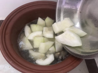 冬瓜薏米汤,炖至排骨软烂，加入冬瓜，继续炖至冬瓜熟透