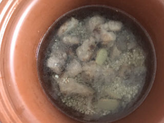 冬瓜薏米汤,加入适量的水，大火烧开，转小火炖一小时