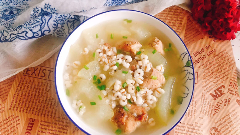 冬瓜薏米汤,盛入碗中