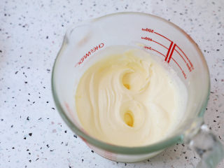 柠檬巴巴露亚,淡奶油加入白糖打发至有纹路