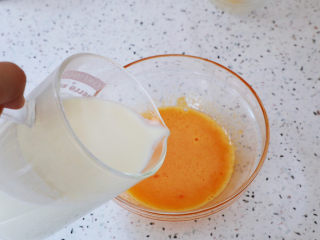 柠檬巴巴露亚,将牛奶慢慢倒入蛋黄中