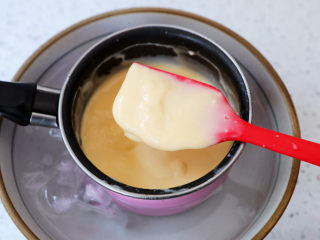 柠檬巴巴露亚,将柠檬奶酱继续隔冰水搅拌，隔几分钟搅拌一次，直到奶酱变成浓稠状态