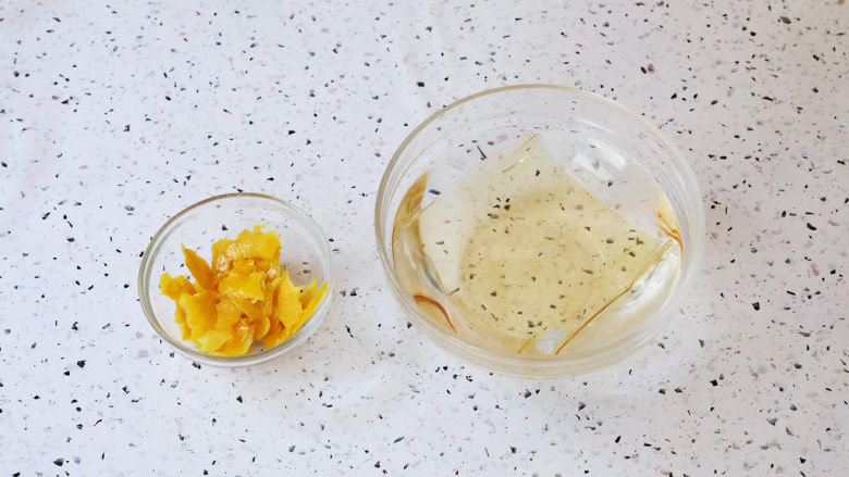 柠檬巴巴露亚,吉利丁片冰水泡软，柠檬用盐搓洗干净表面，将表面的黄色皮屑刮出来，不要白色部分