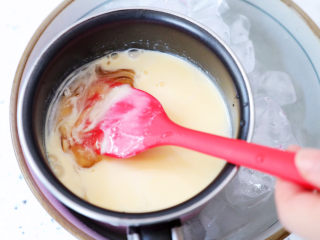 柠檬巴巴露亚,将牛奶隔冰水搅拌降温，温热的时候加入吉利丁片