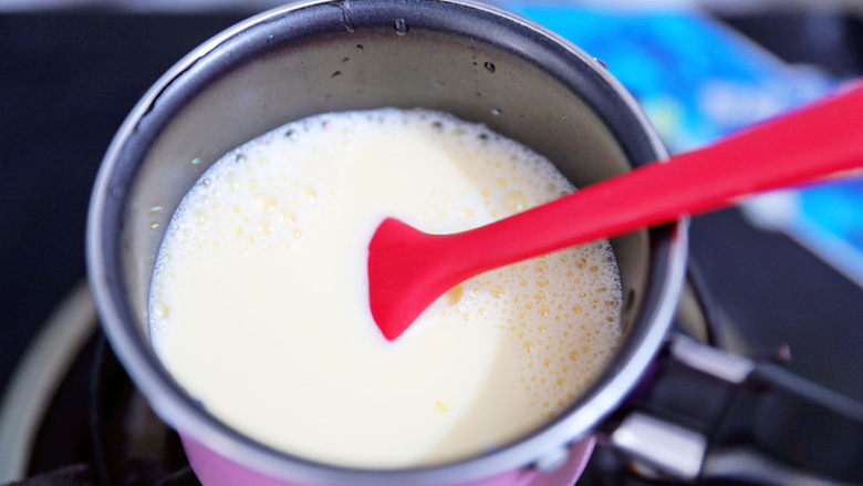 柠檬巴巴露亚,搅拌均匀后再倒回奶锅中，小火加热，搅拌至稍微粘稠即可关火