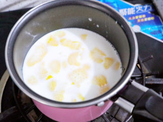 柠檬巴巴露亚,牛奶倒入奶锅，加入柠檬皮屑，小火加热，加热至微微冒泡即可，无需煮开