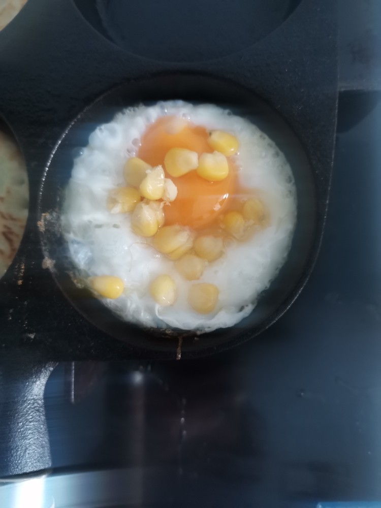 蛋堡,鸡蛋上面加玉米粒