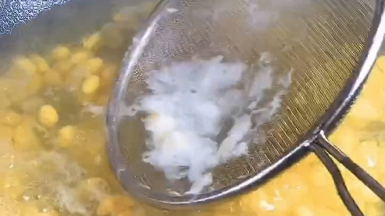 黄豆炖猪皮,水开撇一下浮沫，大概煮两三分钟就可以了。要是嫌麻烦，也可以不捞，很多人也就泡好直接用。