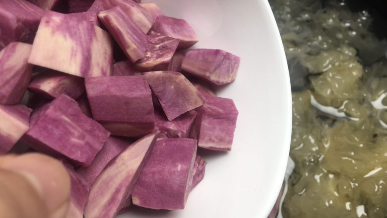 紫薯银耳粥,银耳煮熟煮后加入紫薯