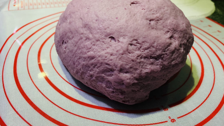 紫薯小馒头,继续揉，揉成稍微光滑的面团，不然发酵粉不容易融化