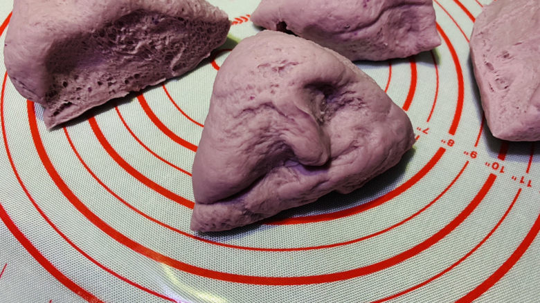 紫薯小馒头,切四大块