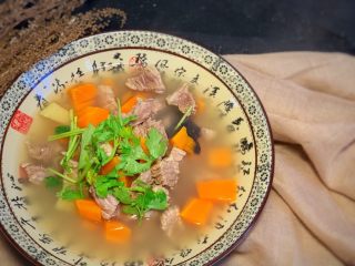 土豆胡萝卜炖牛肉,放锅里煮