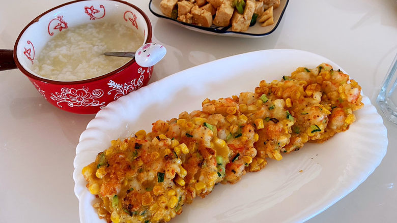 鲜虾玉米饼,两年金黄就可以出锅了。