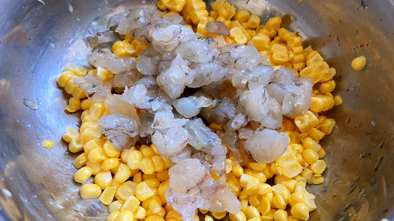 鲜虾玉米饼,虾丁加入到玉米粒中。